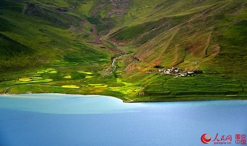 Scenery of Yamdroktso Lake in Tibet