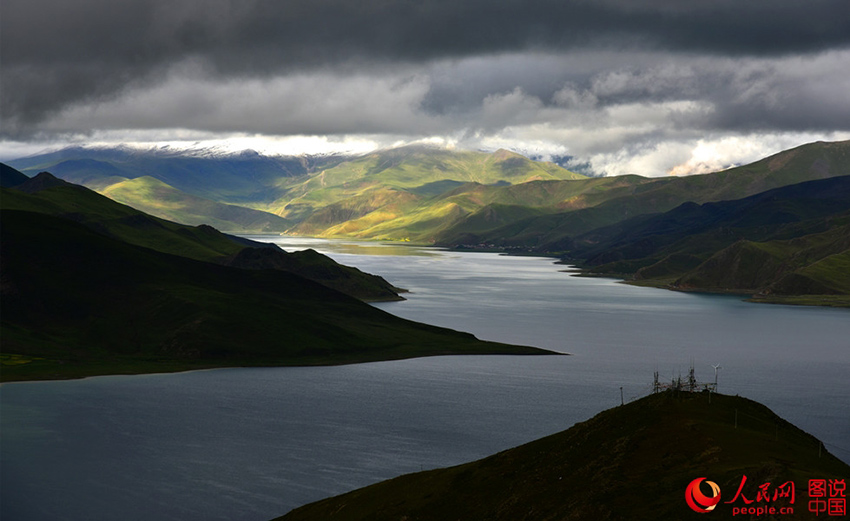 Scenery of Yamdroktso Lake in Tibet