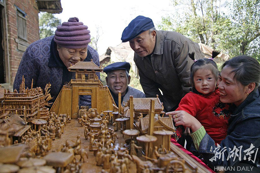 Retiree in Hunan spends 12 years sculpting renowned Chinese painting