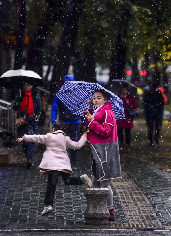 Urumqi sees first snow this winter