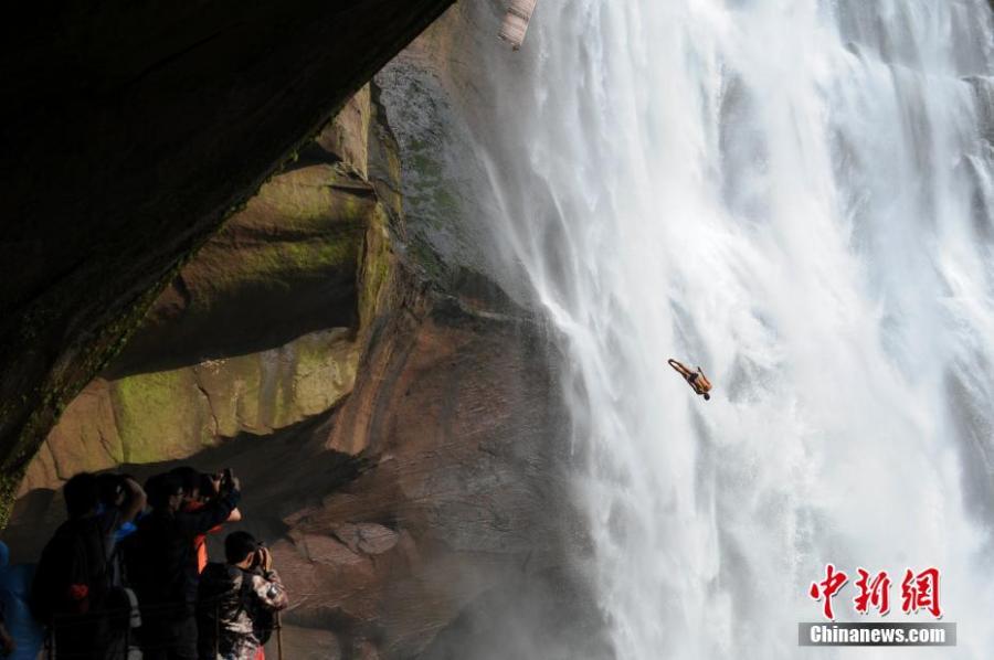 High diving competition held in Guizhou