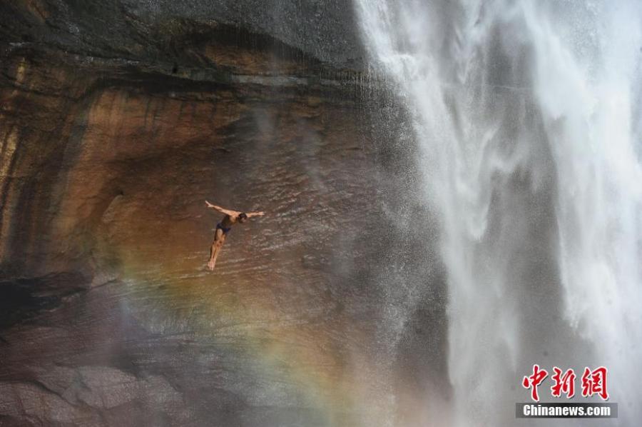 High diving competition held in Guizhou
