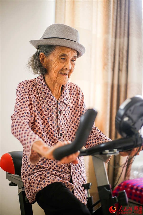 Granddaughter's fashion shoot for 93-year-old grandma goes viral 