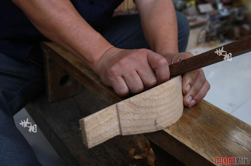 Hand-carved buckets face possible extinction in Zhejiang