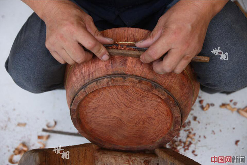 Hand-carved buckets face possible extinction in Zhejiang