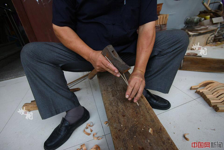 Hand-carved buckets face possible extinction in Zhejiang