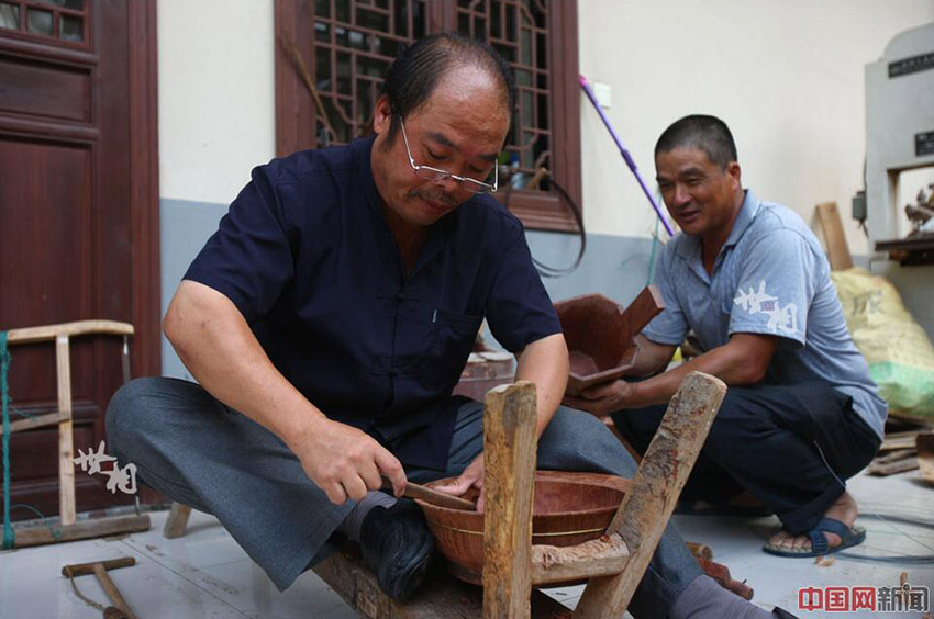 Hand-carved buckets face possible extinction in Zhejiang