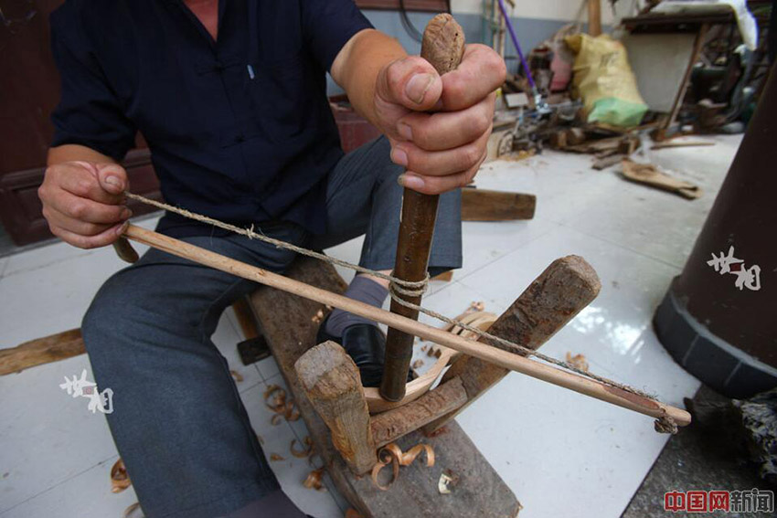 Hand-carved buckets face possible extinction in Zhejiang