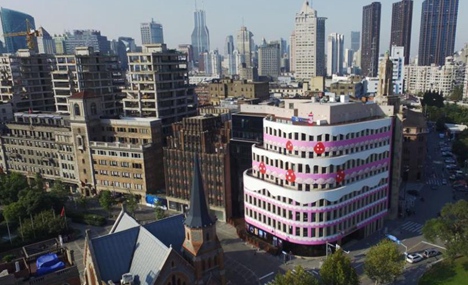 Eye-catching 'cake building' appears in Shanghai