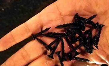 Watch out! Thousands of nails scattered on Jiangsu road