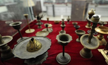 Man in Changchun shows off valuable lamps collection