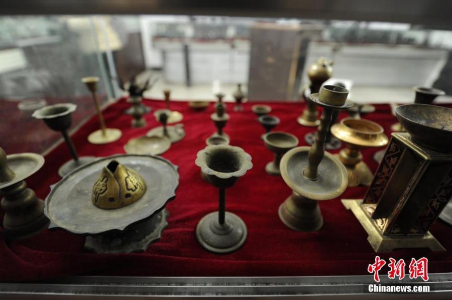 Man in Changchun shows off valuable lamps collection