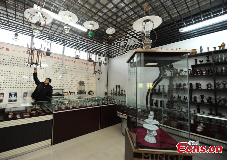 Man in Changchun shows off valuable lamps collection
