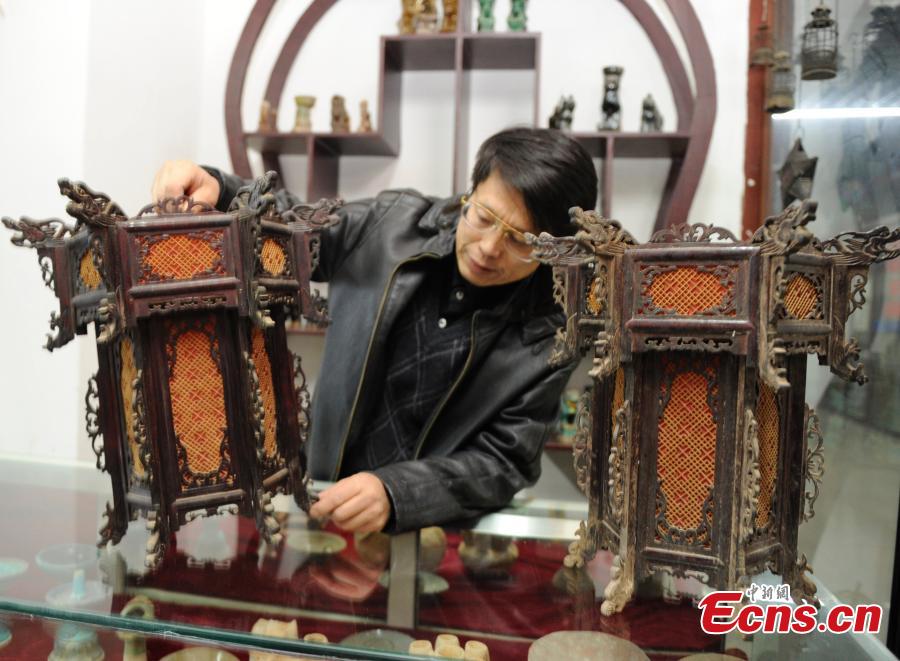 Man in Changchun shows off valuable lamps collection