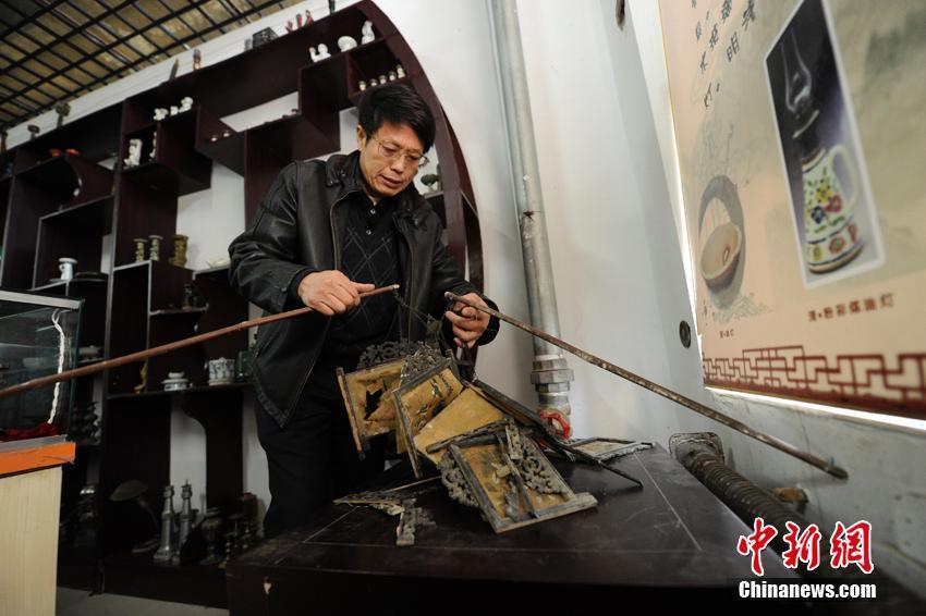 Man in Changchun shows off valuable lamps collection