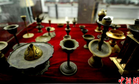 Man shows off valuable lamps collection