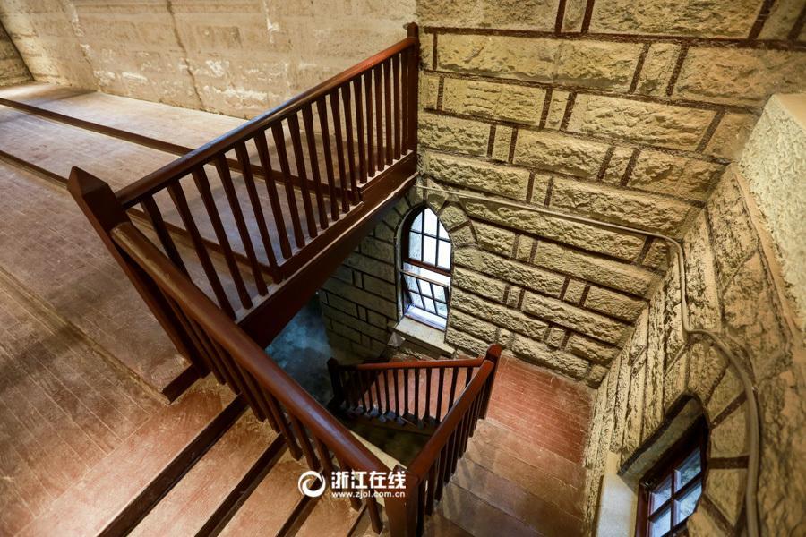 Hogwarts-like assembly hall attracts visitors to Zhejiang University