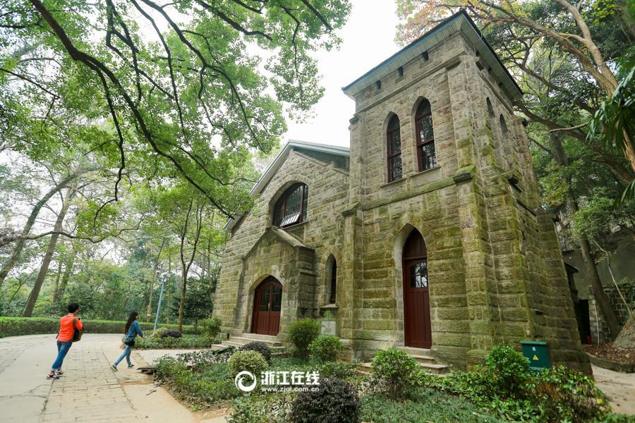 Hogwarts-like assembly hall attracts visitors to Zhejiang University