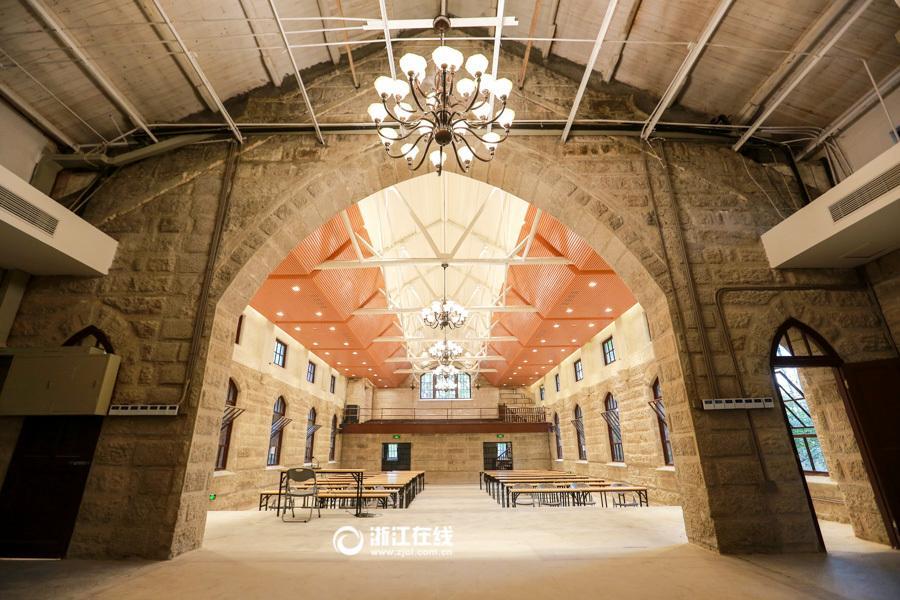 Hogwarts-like assembly hall attracts visitors to Zhejiang University