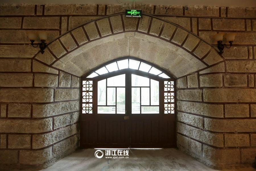 Hogwarts-like assembly hall attracts visitors to Zhejiang University