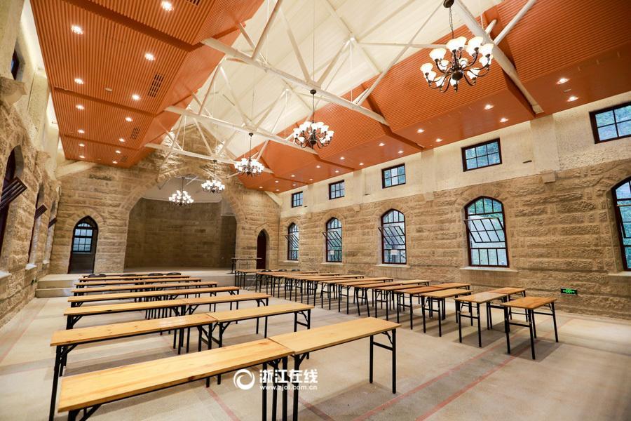 Hogwarts-like assembly hall attracts visitors to Zhejiang University