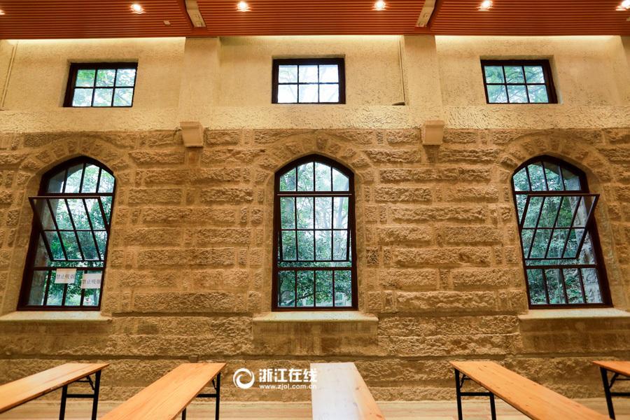 Hogwarts-like assembly hall attracts visitors to Zhejiang University