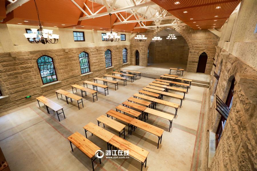 Hogwarts-like assembly hall attracts visitors to Zhejiang University