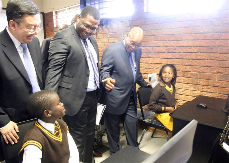 Chinese Embassy hands over computers to school in S.Africa