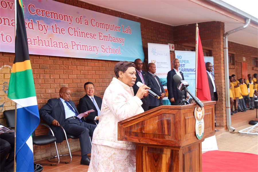 Chinese Embassy hands over computers to school in S.Africa