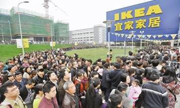 Elderly Beijing residents flock to IKEA to enjoy indoor heating