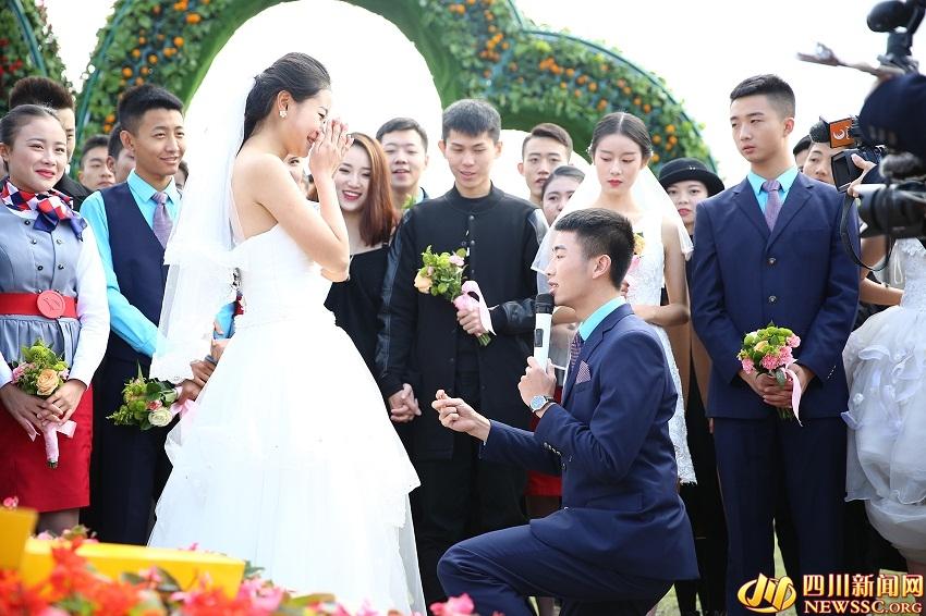 So romantic! 99 couples express love at university garden in Sichuan