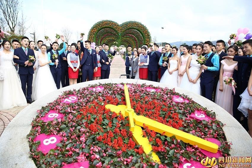 So romantic! 99 couples express love at university garden in Sichuan