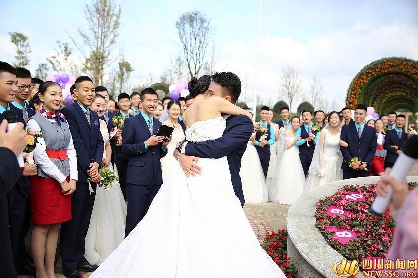 So romantic! 99 couples express love at university garden in Sichuan