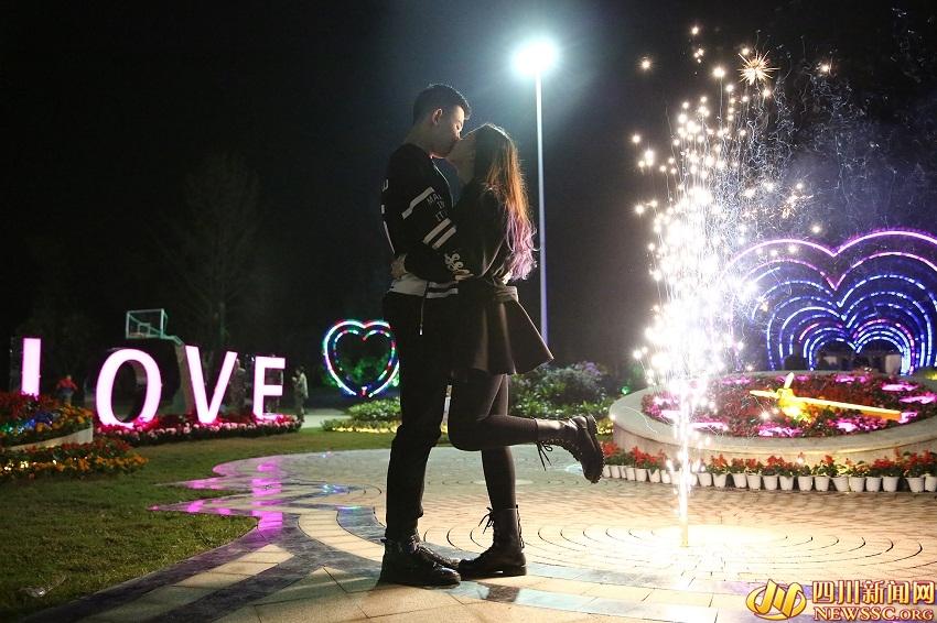 So romantic! 99 couples express love at university garden in Sichuan