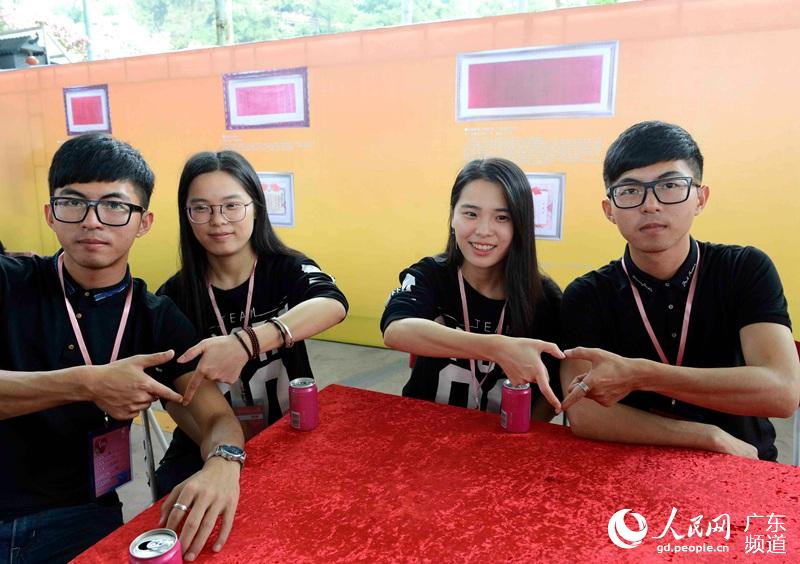 Double blind dates between twins