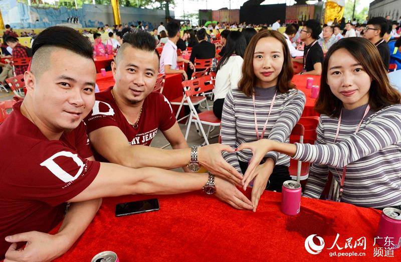 Double blind dates between twins