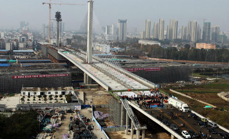 Overhead bridge rotated in E China