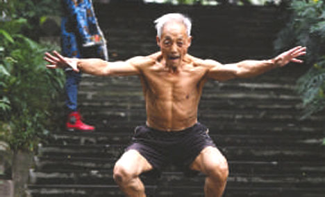 Cool! 72-year-old man exercises in shorts