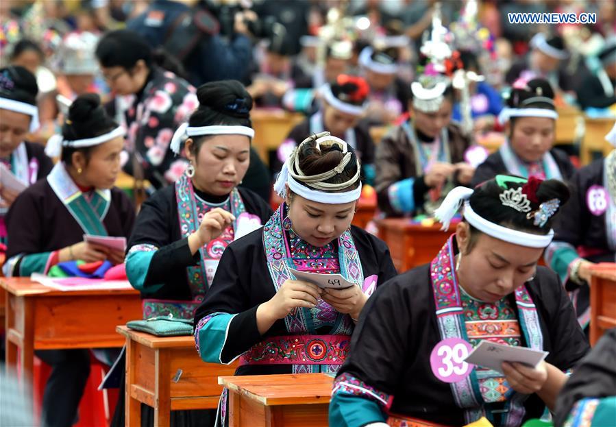 Contestants participate in embroidery contest, S China