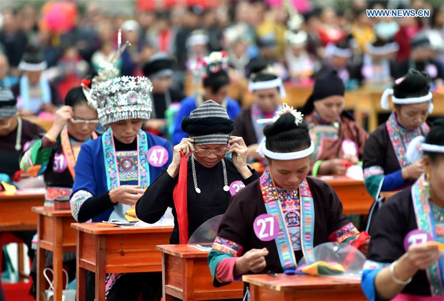 Contestants participate in embroidery contest, S China
