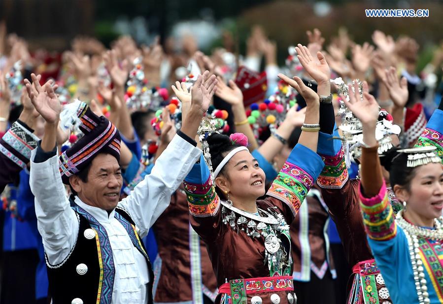Contestants participate in embroidery contest, S China