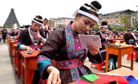 Contestants participate in embroidery contest, S China