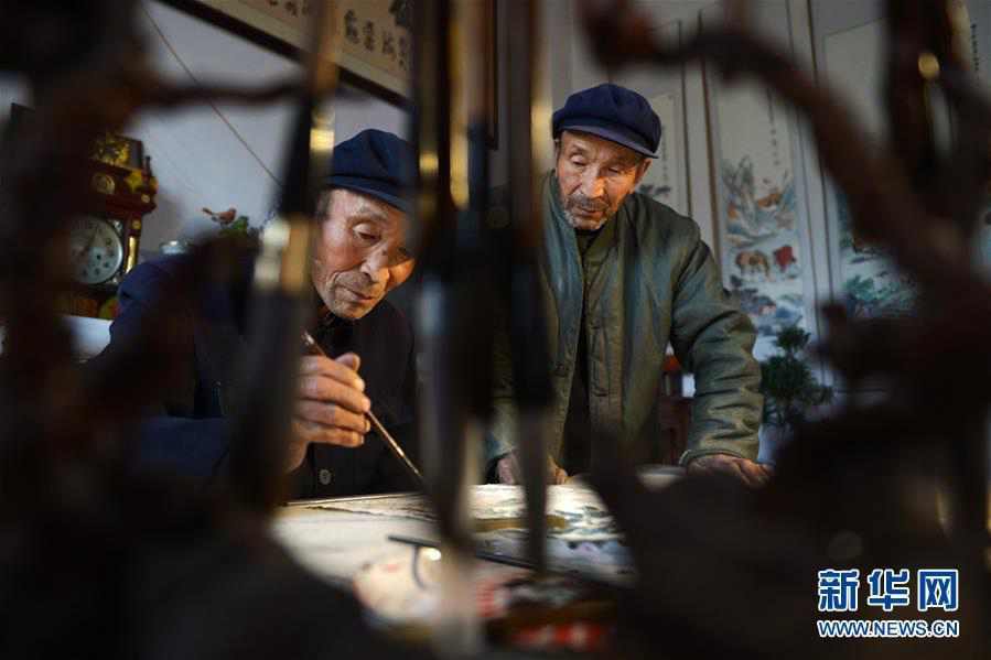 Twins in Gansu plant 70,000-sqare-meter forest