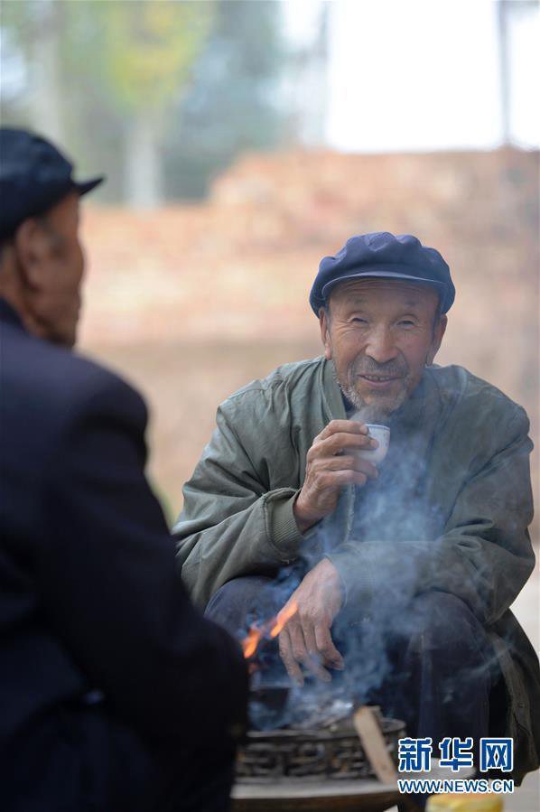 Twins in Gansu plant 70,000-sqare-meter forest