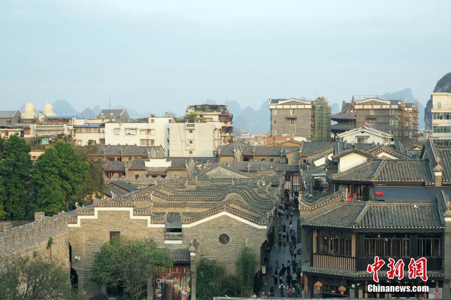 Pedestrian street in Guilin bustles after renovation