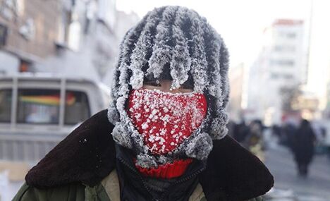 Merchants operate business in frozen Heilongjiang