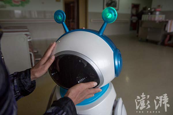 Robots in rest homes to serve aging society in China