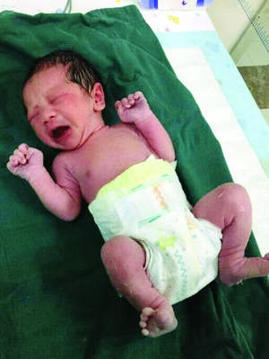 Woman gives birth in subway with help of passing midwife