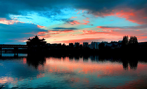 Evening glow ignites dark Anhui sky