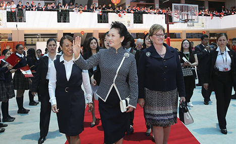Peng Liyuan visits Chinese language schools in Peru